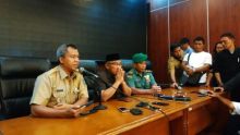 Wali Kota Depok, Idris konferensi pers terkait pasien positif corona yang memiliki hewan peliharaan (foto/int)