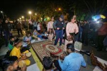 Ribuan masyarakat  berbondong-bondong memadati kawasan Jalan Mujafar Syah untuk merayakan peluncuran Car Free Night yang dibuka oleh Bupati Siak Alfedri (foto/Lin)