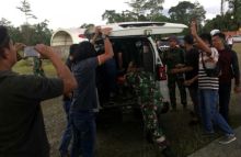 Jenazah saat dibawa ke menggunakan ambulan (int)