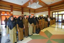 Bupati Siak Alfedri menyerahkan sebanyak 214 Surat Keputusan (SK) Pengangkatan Pegawai Negeri Sipil Formasi Umum Tahun 2018 dan Formasi STTD Kementerian Perhubungan di Lingkungan Kabupaten Siak (foto/Lin)