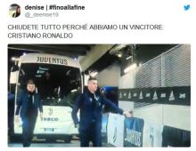 Ronaldo seolah salaman dengan makhluk tak Kasat Mata