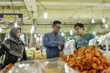 Pegawai Bank Syariah Mandiri Pekanbaru tengah mensosialisasikan penggunaan metode prmbayaran menggunakan QRIS pada pedagang. (foto. Istimewa)