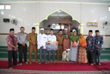 Badan Amil Zakat Nasional (BAZNAS) Kabupaten Siak, Provinsi kembali menyalurkan zakat tahap I tahun 2020 (foto/Lin)
