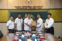 Bupati Indragiri Hulu, H. Yopi Arianto menyerahkan Laporan Keuangan Pemerintah Daerah  (LKPD) Tahun Anggaran 2019 kepada Badan Pemeriksa Keuangan (BPK) RI Perwakilan Riau (foto/Rou)