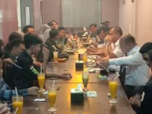 Bupati Indragiri Hulu, H. Yopi Arianto, SE bersama Persatuan Mahasiswa Indragiri Hulu melakukan dialog terbuka (foto/Rou)