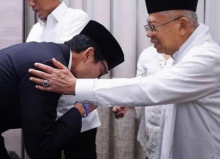 Sandiaga Uno saat menyalami Wakil Presiden Maruf Amin