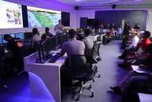 Kapolda Riau Irjen Pol Agung Setya Imam Efendi saat memaparkan aplikasi DLKN. 