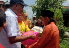 Yayasan Vioni Bersaudara menyerahkan bantuan bagi korban musibah kebakaran di Jalan Terusan Mas (foto/Rgo)