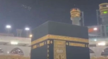 Sekelompok burung putih (tengah-kiri atas foto, red) yang terpantau terbang mengelilingi Ka'bah pada malam hari, seolah-olah melaksanakan tawaf. Foto: int 