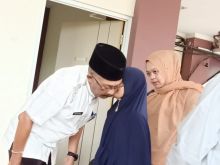 Pembina Yayasan Vioni Bersaudara, Marlis Syarif melemparkan tantangan bagi anak-anak yatim piatu yang bisa melafalkan doa untuk kedua orang tua (foto/Rgo)