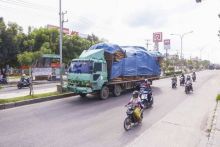 Kendaran tonase besar lewat di Jalan Soebrantas