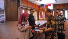 Team Leader HR PT CPI Cherles Chaidir (tiga dari kiri) didampingi General Manager Corporate Affair Sukamto Tamrin ( empat dari kiri) memberikan sertifikat penghargaan kepada perwakilan peserta Co-op Tommy Pamungkas dan Jilan Hanifah pada acara penutupan program Co-op  tahun 2019 di RCC Rumbai pada J