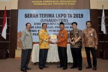 Bupati Indragiri Hilir (Inhil), Drs HM Wardan MP menghadiri serah terima Laporan Keuangan Pemerintah Daerah (LKPD) tahun anggaran 2019 (foto/Rgo)