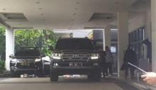Mobil Dinas Mendagri Tito Karnavian yang terpantau berada di RSUP Persahabatan Jakarta Timur, Sabtu siang tadi. Foto: int 