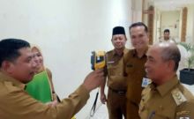 Bupati Pelalawan HM Harris saat dicek suhu tubuh (foto/Ardi)