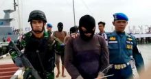 Tersangka perompak yang diamankan petugas. Foto: int 
