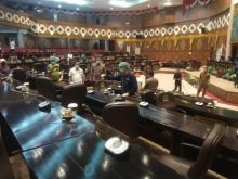 Wakil ketua DPRD Riau Asri Auzar, Kapolresta Pekanbaru Nandang Ma'mun Wijaya dan Plt Sekwa Muflihun menyaksikan penyemprotan Disinfektan di salah satu ruang di DPRD Riau untuk mengantisipasi penyebaran virus corona