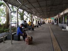 Suasana penumpang di Pelabuhan Sungai Duku 