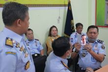 Kakanwil Kemenkum HAM Riau Lucky Agunh Binarto saat melakukan percobaan video call dengan warga binaan di Pasir Pangaraian, Rokan Hulu, Riau. (Foto. Amri)