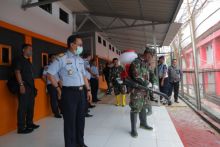 Kakanwilkumhan Riau bersama personil TNI tengah melakukan penyemprotan di Rutan Sialang Bungkuk Pekanbaru.