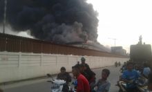Tim Damkar 3 jam berjibaku dengan api yang membakar sebuah gudang pengemasan pupuk milik PT Hamparan Alam Baruna Indonesia (HABI) di Kampung Pinang Sebatang Timur, Kecamatan Tualang (foto/Lin)