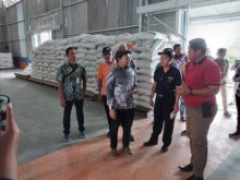 Bulog Subdivre Tembilahan memastikan ketersediaan sembako cukup sampai 3 bulan (foto/Rgo)