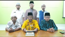 Ketua MUI H. Zakaria M.Pdi ( Batik Kuning ) didampingi sekretaris Diki Alberto SH ( Batik Putih ) dan Jimmy Paslah M.Hum pengurus MUI Dumai (foto/Zal)