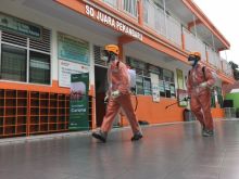 SD Juara Pekanbaru dilakukan penyemprotan oleh Pegadaian bersama Rumah Zakat Pekanbaru (foto/ist)