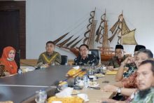 Pemerintah Kabupaten Indragiri Hilir yang dipimpin lansung Bupati HM.Wardan didampingi Wakil Bupati H.Syamauddin Uti, melakukan Video Conference dengan Kementerian Keuangan RI melalui Direktorat Jenderal Perimbangan Keuangan (foto/Rgo)