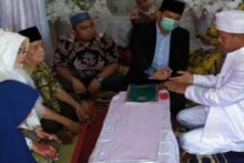 Tangan kedua pengatin yang disemprot hand sanitizer sebelum akad nikah. Foto: int 