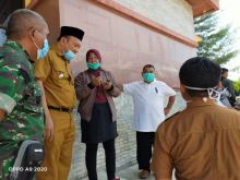 - Seorang ibu rumah tangga (IRT) warga Masyarakat Desa Muntai, kecamatan Bantan, kabupaten Bengkalis menangis setelah mengetahui bahwa suaminya yang baru pulang dari Malaysia lewat pelabuhan Bandar Sri Laksemana (BSL) harus dikarantina (foto/Hari)