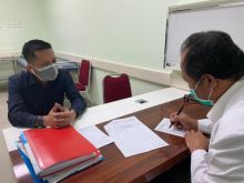 Tengku Azwendi Fajri saat melakukan tes Covid-19 secara mandiri