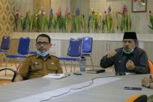 Bupati Siak Alfedri bersama Asisten I Setda Kabupaten Siak Budhi Yuwono, Kadis Kominfo Arfan Usman, Kabag Humas dan Protokol Wan Saiful Effendi, Kabag Tapem Iwan Saputra, melakukan Video Confrence bersama camat (foto/Lin)