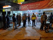 Kepolisian sektor Polsek Mandau dan Koramil 04 Mandau, Kabupaten Bengkalis melakukan giat patroli untuk mengantisipasi penyebaran virus Corona (foto/Hari)