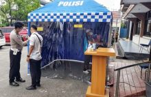 Ditlantas Polda Riau menyiapkan bilik sterilisasi guna mencegah penyebaran Covid-19. (Foto. Istimewa)