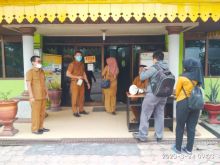 Dinas Kependudukan dan Pencatatan Sipil Kota Dumai masih membuka layanan administrasi kependudukan (foto/Zal)