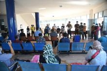 Walikota Dumau Zul AS menyaksikan kepulangan TKI ke pelabuhan Dumai (foto/Zal)