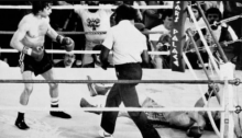 Laga maut antara Ray Mancini versus Duk Koo Kim, yang menjadi awal mulanya aturan tinju maksimal 12 ronde. Foto:int 