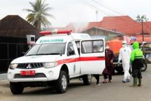 Petugas menemput kembali pasien suspek Corona, karena dinyatakan positif. Sebelumnya, ia sempat diperbolehkan pulang karena diduga sudah sehat. Foto: int  