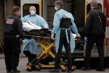 Petugas menangani pasien virus Corona di AS. (ilustrasi). Foto: int 