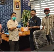 Bekerja Ditengah Wabah, DPRD Pekanbaru Bagikan Masker dan Vitamin Kepada Wartawan