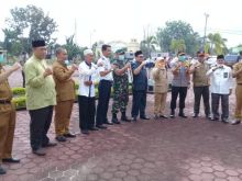 Kapolres AKBP Sigit Adiwuryanto memimpin apel Kesiapsiagaan dalam rangka percepatan dan antisipasi dampak wabah Corona (foto/Hari)