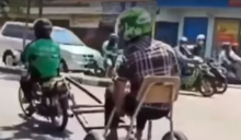 Bikin ngakak, begini cara pengemudi ojol ini menjaga jarak dengan penumpangnya. Foto: int 