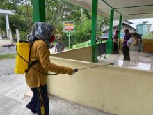 Sovie Septiana lakukan penyemprotan Disinfektan