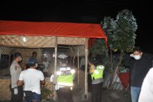 Dalam menyikapi situasi saat ini untuk memutus penyebaran COVID - 19 Polres Siak telah melakukan berbagai macam upaya,dari melakukan sosialisasi dan himbauan sampai melakukan penyemprotan desinfektan secara serentak masif diseluruh wilayah Kabupaten Siak (foto/Lin)