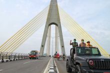 Danrem 031/WB bersama Kapolda Riau dan Gubernur Riau saat melakukan penyemprotan Disifectan serentak, Rabu, 1 April 2020