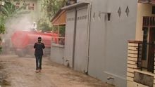 Gugus Tugas Penanganan Covid 19 Kabupaten Pelalawan langsung melakukan penyemprotan disinfektan dirumah warga Pelalawan yang sudah dinyatakan positif Corona (foto/Ardi)