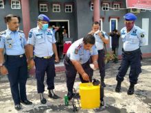 Kepala Kantor (Kakan) Rumah Penyimpanan Benda Sitaan Negara (Rubbasan) Kelas ll Bengkalis, David Susilo memimpin apel penanganan dan penanggulangan wabah Covid-19 (foto/Hari)