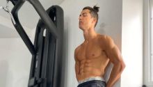 Cristiano Ronaldo pamer perut six pack atau dikenal istilah di Indonesia perut roti sobek (foto/int)