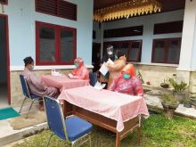 Tenaga medis gunakan jas Hujan